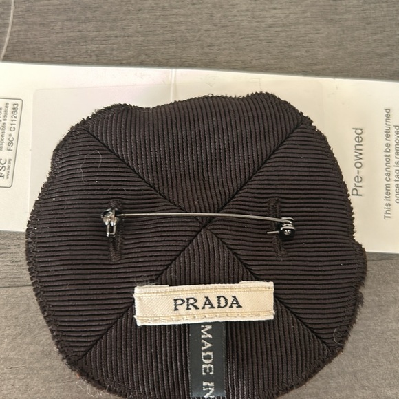 Prada
Cloth pin & brooche
Very good condition
Brown, Cloth - Picture 4 of 5